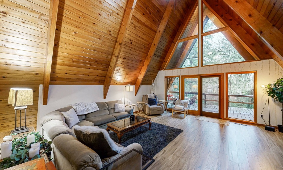 Neighbors Southwest House | Wooded hideaway, a tranquil retreat in the heart of Beaverton with loft and WiFi