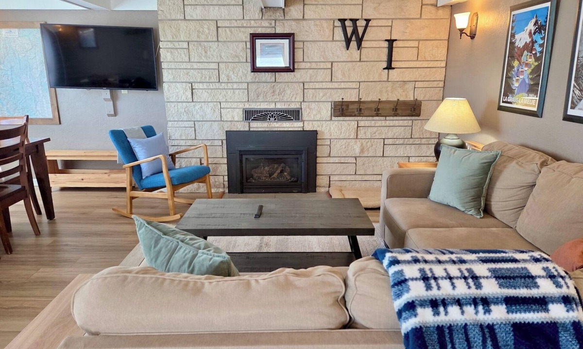 Winthrop House | Wrangle In-Dog Friendly! A Block Above Downtown Winthrop!