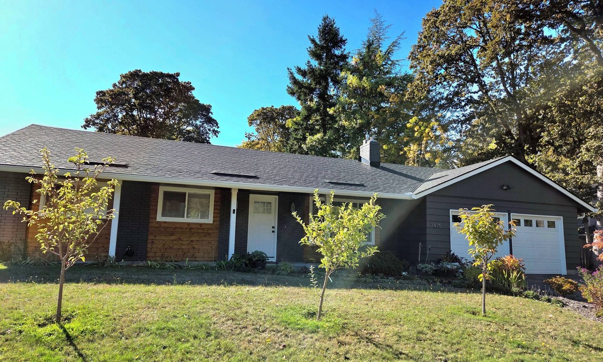 Beaverton House | Wrapped in Comfort, Tucked Away in Charm. Where happy 8 humans & 2 dogs can stay