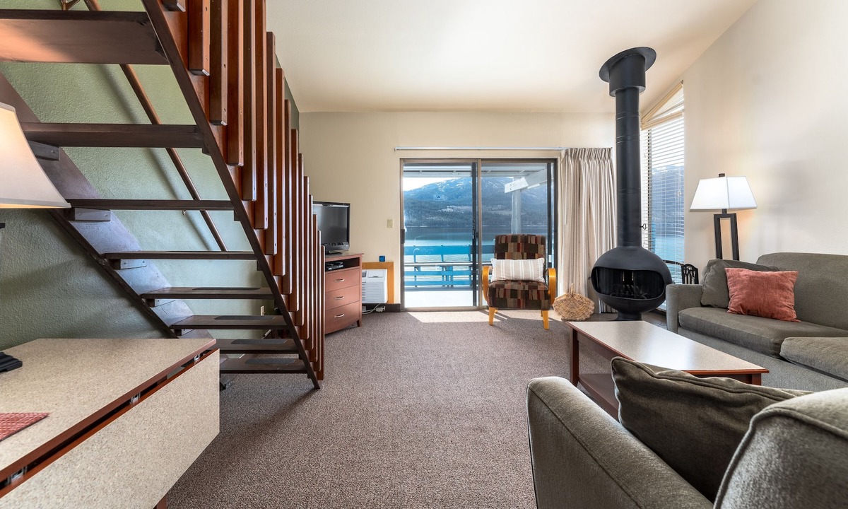 Wapato Point Condo | Yacinde Pool View F5