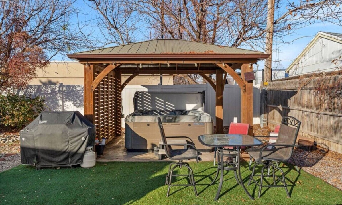 South Salt Lake Cottage | Year round:1959 Airstream Shiny Tiny Home HOTTuB