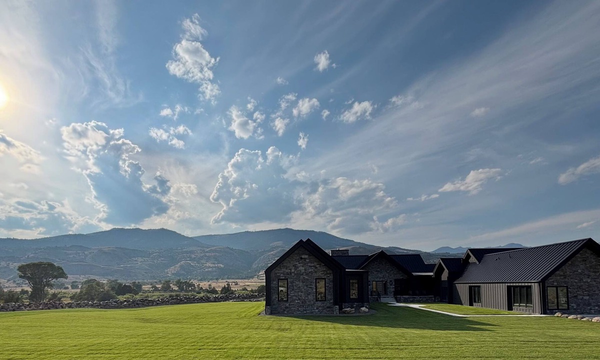 Pray Cabin | Yellowstone Drift Lodge Paradise Valley MT on the banks of the Yellowstone River