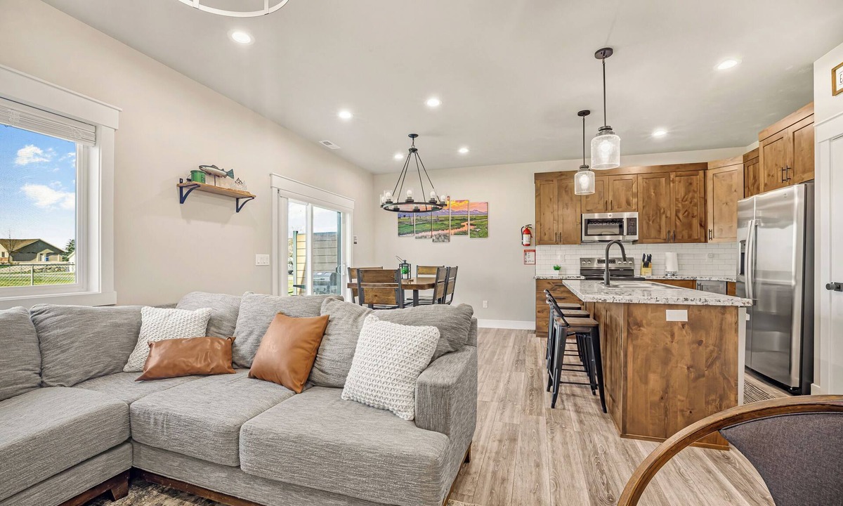 Ashton House | Yellowstone Gateway Retreat Sleeps 10 Near Yellowstone