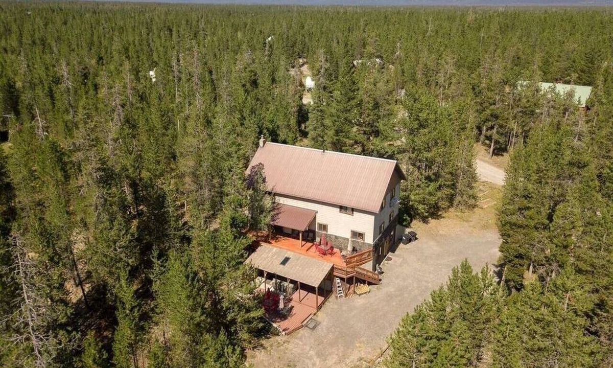 Island Park Cabin | Yellowstone Lodge for Groups | Sleeps 26 | Hot Tub, Game & Billiards