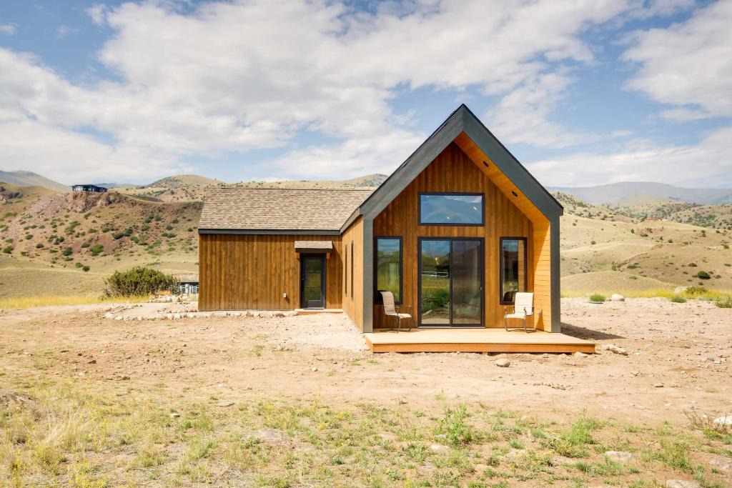 Emigrant House | Yellowstone Prairie Retreat: 360 Mountain Views!