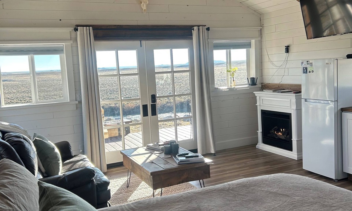 Clark Cabin | Yellowstone River View! Elegant and peaceful getaway with modern amenities!