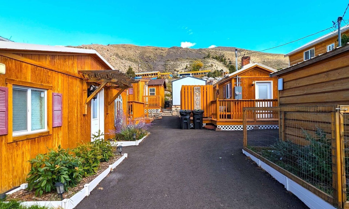 Gardiner Cabin | Yellowstone's Treasure Cabin #2, few min drive to Yellowstone Park
