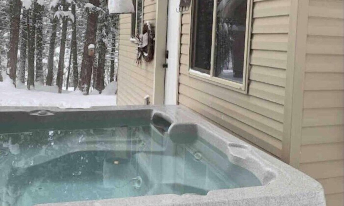 Island Park Cabin | Yellowstone'sBEST-HOT TUB KingBed-DogFriendly