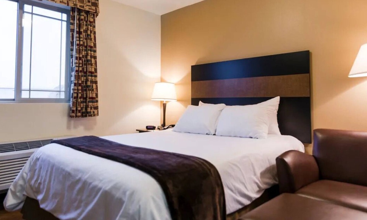 Dickinson Hotel | Your Central Dickinson Retreat – Queen Bed w/Modern Amenities & Downtown
