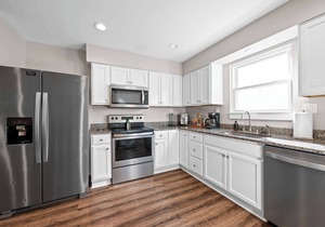 6BR Near Ark! Ample Parking, 3 Baths, Sleeps 16!