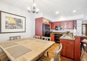 All Seasons Condo -Sleeps 6 - 2 King beds!