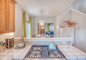 Amazing Downtown Bend location, King suite and private fenced patio with Hot Tub
