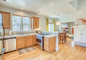 Amazing Downtown Bend location, King suite and private fenced patio with Hot Tub