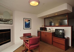 BEACH VACAY STARTS HERE. COMFY UNIT, POOL, SAUNA