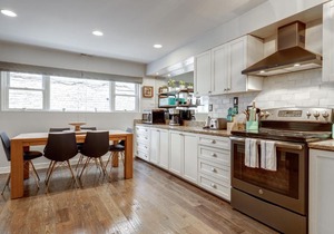 Charming & Bright Multilevel Townhome with Parking in Chicago