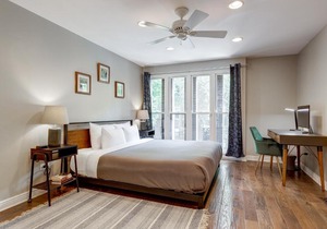 Charming & Bright Multilevel Townhome with Parking in Chicago