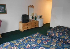 Comfort Meets Affordability at GuestHouse Enumclaw! Free Parking, Pets Allowed