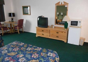 Comfort Meets Affordability at GuestHouse Enumclaw! Free Parking, Pets Allowed