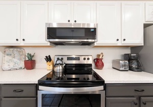 Cozy condo w/fireplace, close to GNP - Marina Cay Retreat