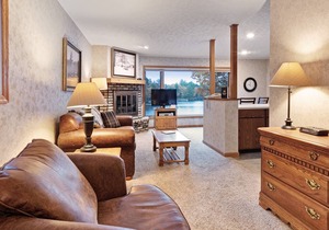 Cozy lakefront villa w/shared docks, boat rentals & on-site restaurant - dogs OK in Eagle River