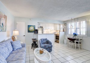 🐚 Gulf Winds Ground-Floor Condo — Beachy Vibes & Easy Access in ST PETE BEACH