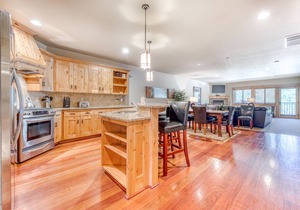 Mountain condo w/gas fireplace, shared pool, hot tub, sauna & easy ski access
