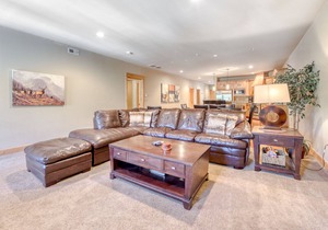 Mountain condo w/gas fireplace, shared pool, hot tub, sauna & easy ski access