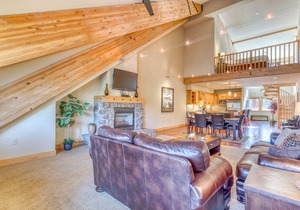 Penthouse condo w/mountain views & shared pool/hot tub - close to ski access