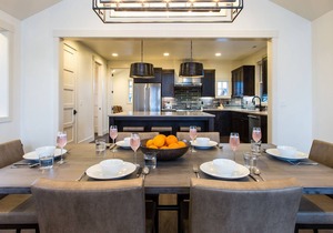PERFECT! Gorgeous finishes ~ heated resort pool ~ Bend/Bachelor ~ hot tub ~ BBQ