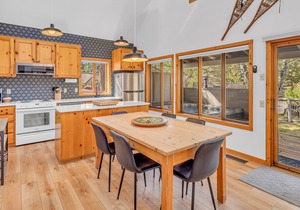 Private Cottage w/hot tub, fireplace, air conditioning, seasonal communal pool