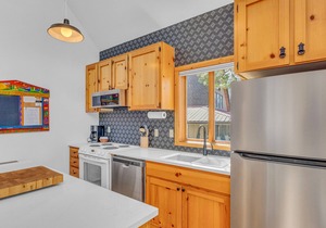 Private Cottage w/hot tub, fireplace, air conditioning, seasonal communal pool