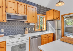 Private Cottage w/hot tub, fireplace, air conditioning, seasonal communal pool