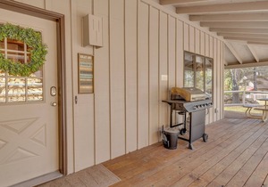 Private Cottage w/hot tub, fireplace, air conditioning, seasonal communal pool