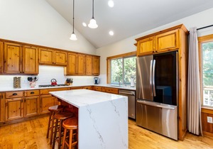 ROCK11-Spacious Home w. A/C, Ping Pong, Hot Tub