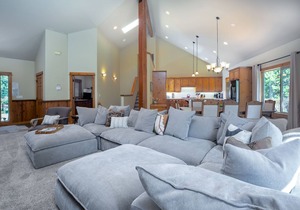 ROCK11-Spacious Home w. A/C, Ping Pong, Hot Tub