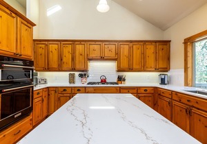 ROCK11-Spacious Home w. A/C, Ping Pong, Hot Tub