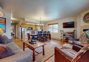 Spacious condo near downtown Jackson with furnished deck, mtn views & grill