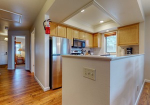 Spacious condo near downtown Jackson with furnished deck, mtn views & grill