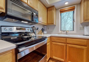 Spacious condo near downtown Jackson with furnished deck, mtn views & grill