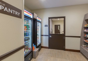 Studio Near Downtown | Breakfast + Pool Access!