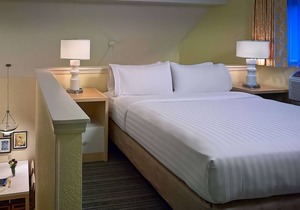 You Found it! 2 Comfortable Units, Free Breakfast, Free Parking, Onsite Pool