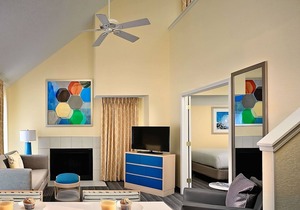 You Found it! 2 Comfortable Units, Free Breakfast, Free Parking, Onsite Pool