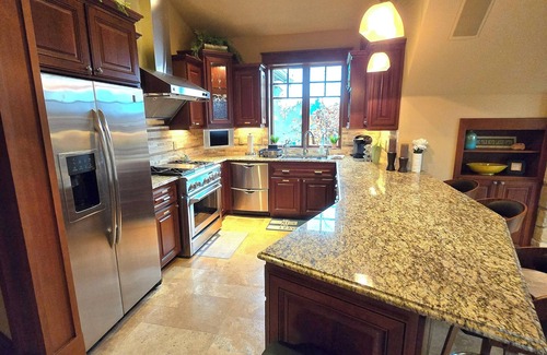 Waller House | 3-bedroom home in Puyallup with Wi-Fi, AC, & Pickle Ball court! Enjoy your stay!