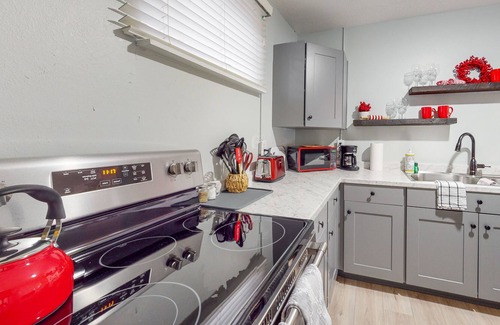 South Tacoma House | Amazing dog-friendly house with enclosed yard, full kitchen, TV, & washer/dryer