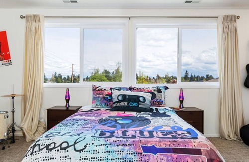North End House | Retro-90s Theme|Movie Projector|Nintendo|Close to Waterfront