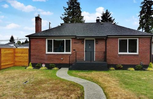 South Tacoma House | Spacious Comfy Home 2br, 2ba - 9 min to Tacoma Dome