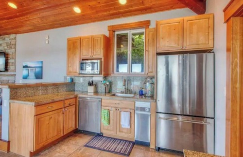 Bonney Lake Cabin | !Waterfront Cabana With Fireplace And Hot Tub!