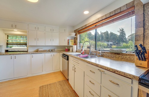 Lakeview House | 1/2 Mi to Yarrow Bay: Family Home in Kirkland