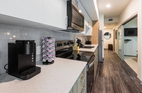 West End House | 1 bdrm modern, Pool, Gym, Minutes to Downtown, Trails, & Stadium