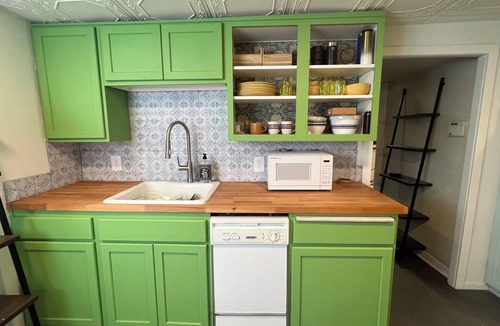 North End Apartment | 1 Bdrm; Walk to beach; Under 2 miles to hospitals, universities & downtown